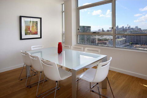 Moore To See - Modern And Spacious 3BR Zetland Apartment With Views Over Moore Park - Accommodation NSW 1