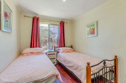 Brilliant, Neat, Convenient, Family-friendly House - Accommodation NSW 10