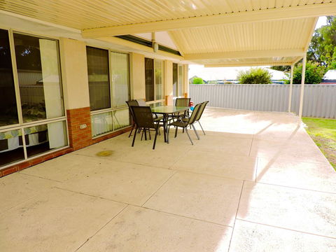 Silver Gull Family Retreat - Accommodation NSW 11