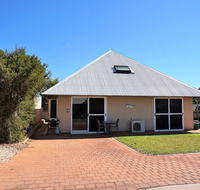 Osprey Holiday Village Unit 103/1 Bed - Perfect short stay apartment with King size bed - Accommodation NSW