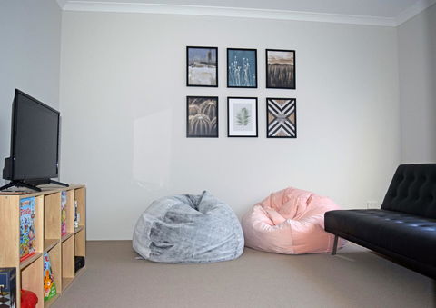 The Kingsleyâ€™s Place â€“ Piara Waters - Accommodation NSW 9
