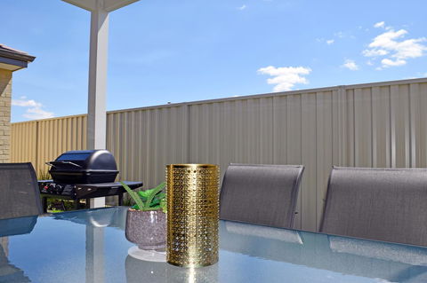 The Kingsleyâ€™s Place â€“ Piara Waters - Accommodation NSW 4