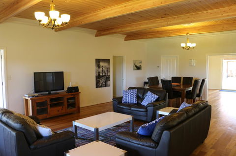 Burton Farmhouse - Accommodation NSW 12