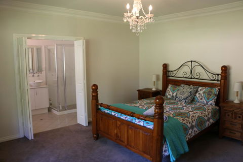 Burton Farmhouse - Accommodation NSW 4