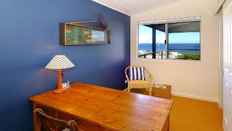 Tru Blu - Enjoy Sweeping 180 Degree Views Of Gracetown In This Modern Family Beach House - Accommodation NSW 4