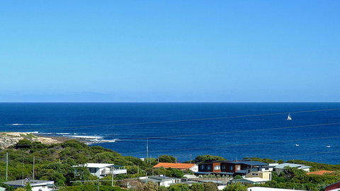 Tru Blu - Enjoy Sweeping 180 Degree Views Of Gracetown In This Modern Family Beach House - Accommodation NSW 6