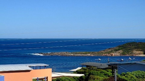 Tru Blu - Enjoy Sweeping 180 Degree Views Of Gracetown In This Modern Family Beach House - Accommodation NSW 10
