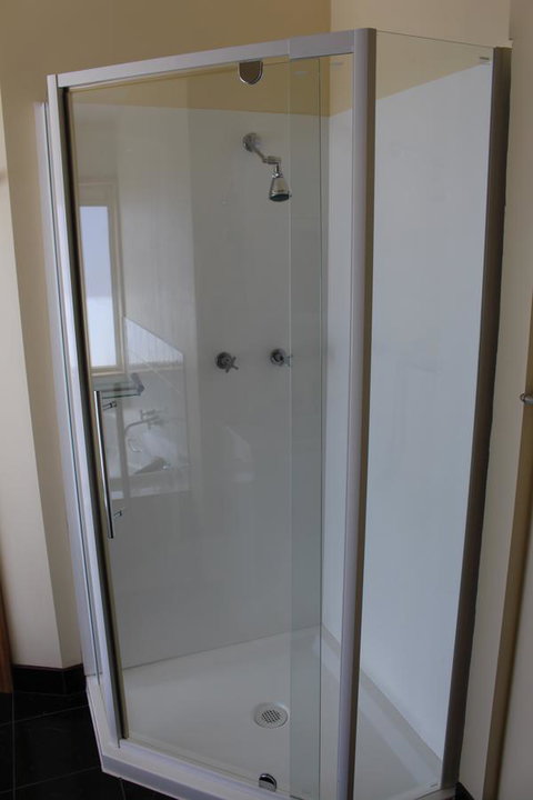 Tullah Lakeside Lodge - Accommodation NSW 4