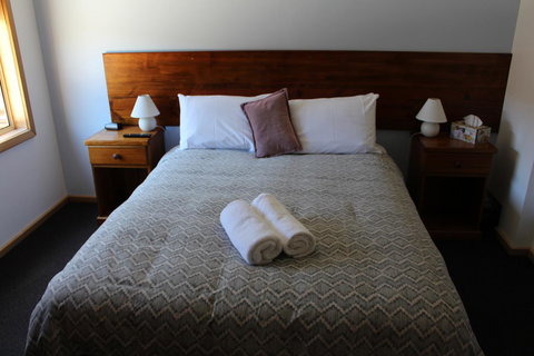 Tullah Lakeside Lodge - Accommodation NSW 2