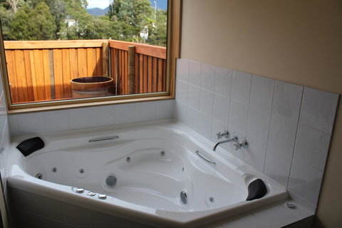 Tullah Lakeside Lodge - Accommodation NSW 17