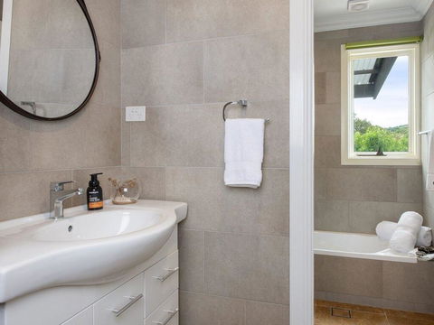 Ocean Mist Cottage - Across From Pet Friendly Beach - Accommodation NSW 2