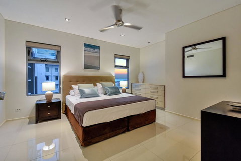 Oceana Darwin Central Oceanfront 3 Bedroom 2 Lounge Room Pool Gym Tennis Court Sleeps 9 - Accommodation NSW 1