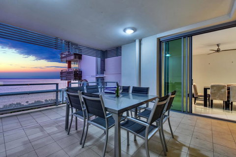 Oceana Darwin Central Oceanfront 3 Bedroom 2 Lounge Room Pool Gym Tennis Court Sleeps 9 - Accommodation NSW 2