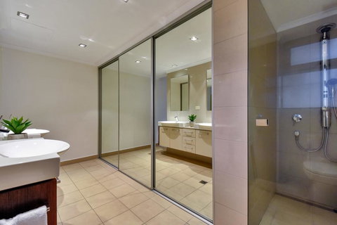 Oceana Darwin Central Oceanfront 3 Bedroom 2 Lounge Room Pool Gym Tennis Court Sleeps 9 - Accommodation NSW 3