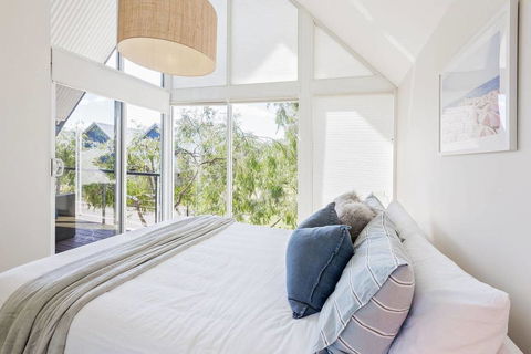 ON THE BEACH - Villa Over The Road From The Beach - Accommodation NSW 0