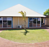Osprey Holiday Village Unit 109 - Pleasant 3 Bedroom Holiday Villa with a Pool in the Complex - Accommodation NSW