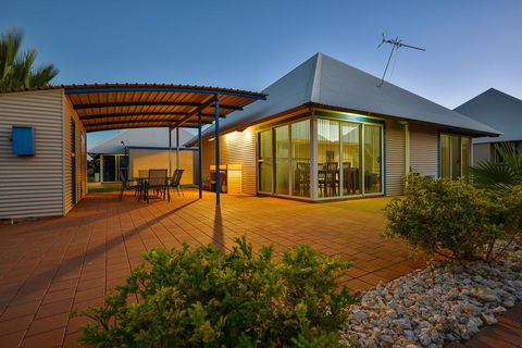 Osprey Holiday Village Unit 117 - Exquisite 3 Bedroom Holiday Villa With A Pool In The Complex - Accommodation NSW 1
