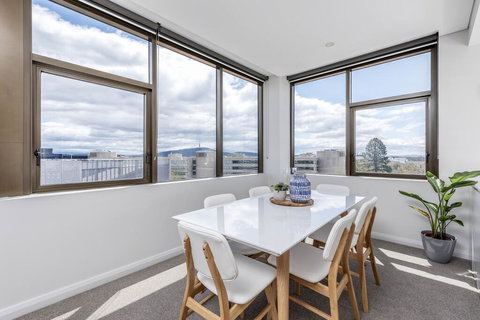 Oversized Luxe 1 Bedder - Amazing Barton - Gym - Accommodation NSW 3