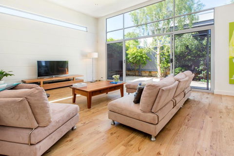 PALM COURT RETREAT - MORNINGTON - Accommodation NSW 0