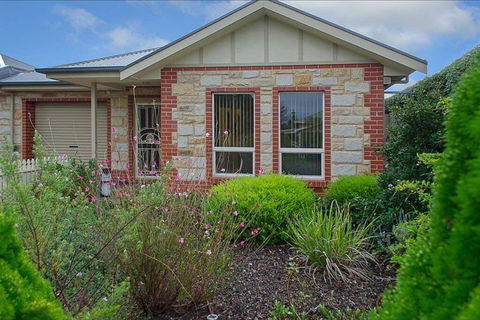 Perfect Location Central Modern Cottage - Free WiFi - Accommodation NSW 1
