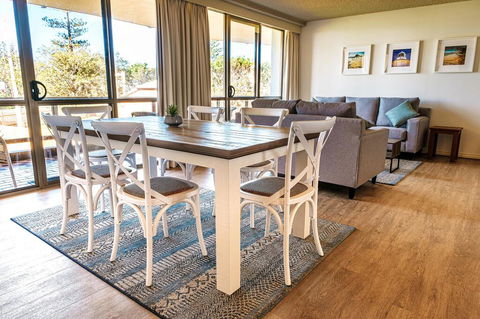 PERFECTLY POSITIONED BEACHFRONT APARTMENT-GREAT LOCATION WITH OCEAN VIEWS - Accommodation NSW 2