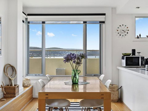 POINT GREY APARTMENT ONE - VIEWPOINT - Accommodation NSW 3