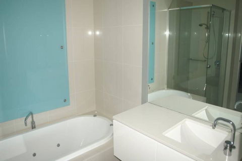Q1 1 Bedroom Apartment On 30th Floor - Accommodation NSW 2