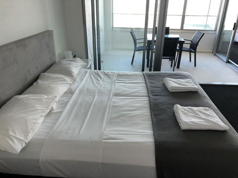 Q1 1 Bedroom Apartment On 30th Floor - Accommodation NSW 3
