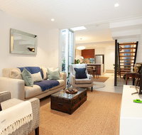 Quiet Family Home With Garden Courtyard Near Cafes - Accommodation NSW