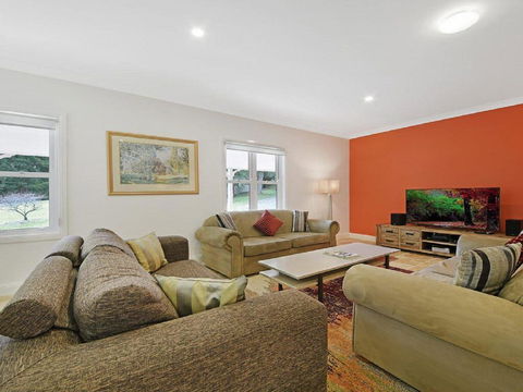 Redhaven House - Spacious, Quiet And Private - Accommodation NSW 2