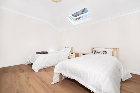 Riverwood Bright 3 Bedroom House With Parking - Accommodation NSW 1