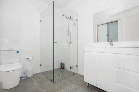 Riverwood Bright 3 Bedroom House With Parking - Accommodation NSW 2