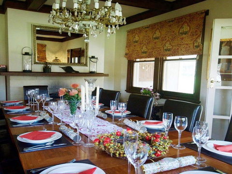 Robin Hill Manor - Rambling Retreat & Tennis Court - Accommodation NSW 3
