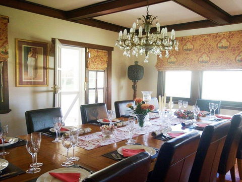 Robin Hill Manor - Rambling Retreat & Tennis Court - Accommodation NSW 2