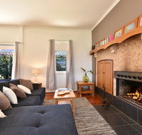 Somerville Wines Farmstay in Broke super cute house on working farm. Walk for miles. - Accommodation NSW