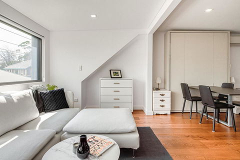 Spacious 2 Bed House, 2 AC And Free Street Parking - Accommodation NSW 1