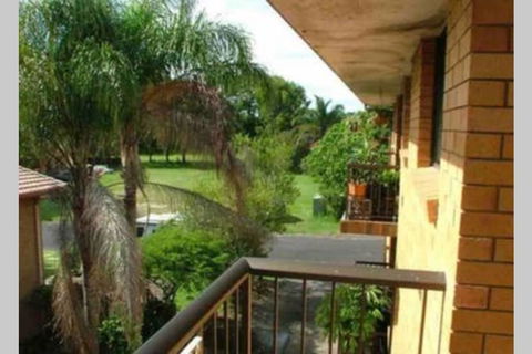 Spacious 2 Bedroom Beach Side Apartment - Close To Shopping Centre With Coles, Health Food Shop, Sushi, Pizza, Cafes, Hairdresse - Accommodation NSW 3