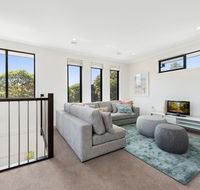 Spacious 4-Bed House with Parking and Backyard - Accommodation NSW