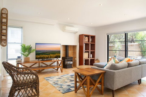 Spacious Home In The Heart Of Avalon Beach - Accommodation NSW 3