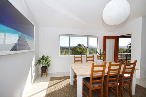 STUNNING HOME WITH SPECTACULAR VIEWS AND CLOSE TO THE BEACH - Accommodation NSW 2