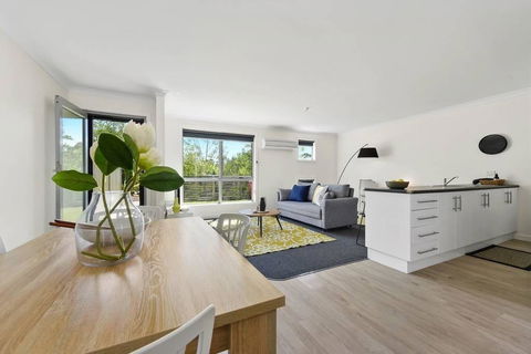 Stylish And Spacious Launceston Villa + Free Wifi - Accommodation NSW 0