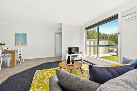Stylish And Spacious Launceston Villa + Free Wifi - Accommodation NSW 2