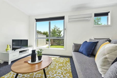 Stylish And Spacious Launceston Villa + Free Wifi - Accommodation NSW 1
