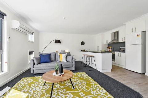 Stylish And Spacious Launceston Villa + Free Wifi - Accommodation NSW 3