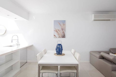 Stylish Executive Apartment With Balcony - Accommodation NSW 3