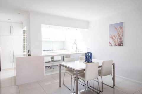 Stylish Executive Apartment With Balcony - Accommodation NSW 2
