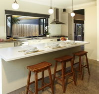 Stylish Living- Fireplace WiFi Linen 4 bdrm Beach 850m - Accommodation NSW