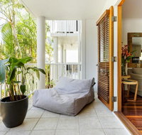 Stylish Tropical Oasis Apartment with Hot Tub and Four Pools - Accommodation NSW