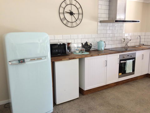 TAKURA HEIGHTS Modern Country Apartment With Pool Access - Accommodation NSW 3