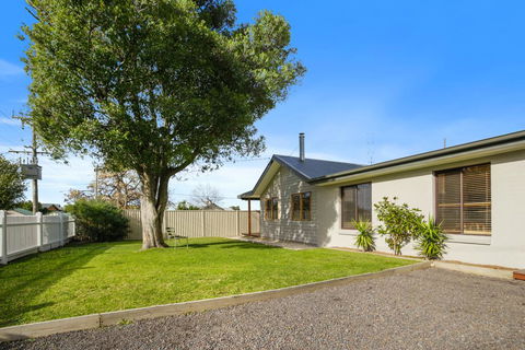THE ASHMAN HOUSE - Modern And Close To Town - Accommodation NSW 3